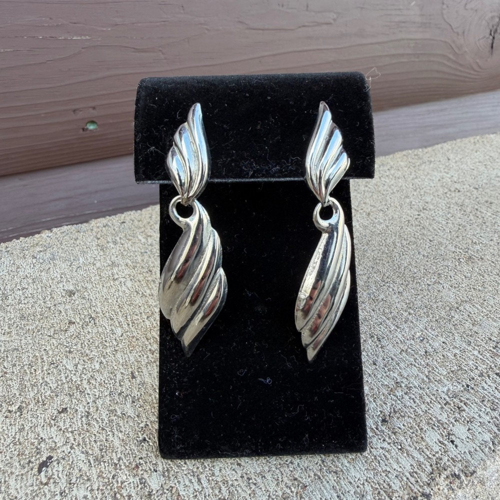 Vintage 80s Modernist Silver Tone Ribbed Swirl Statement Drop Earrings